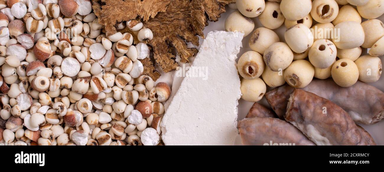 Ingrédients de la soupe de quatre tonics, de la soupe aux saveurs de quatre herbes. Cuisine traditionnelle taïwanaise avec les larmes de Job, les herbes, les intestins de porc. Banque D'Images