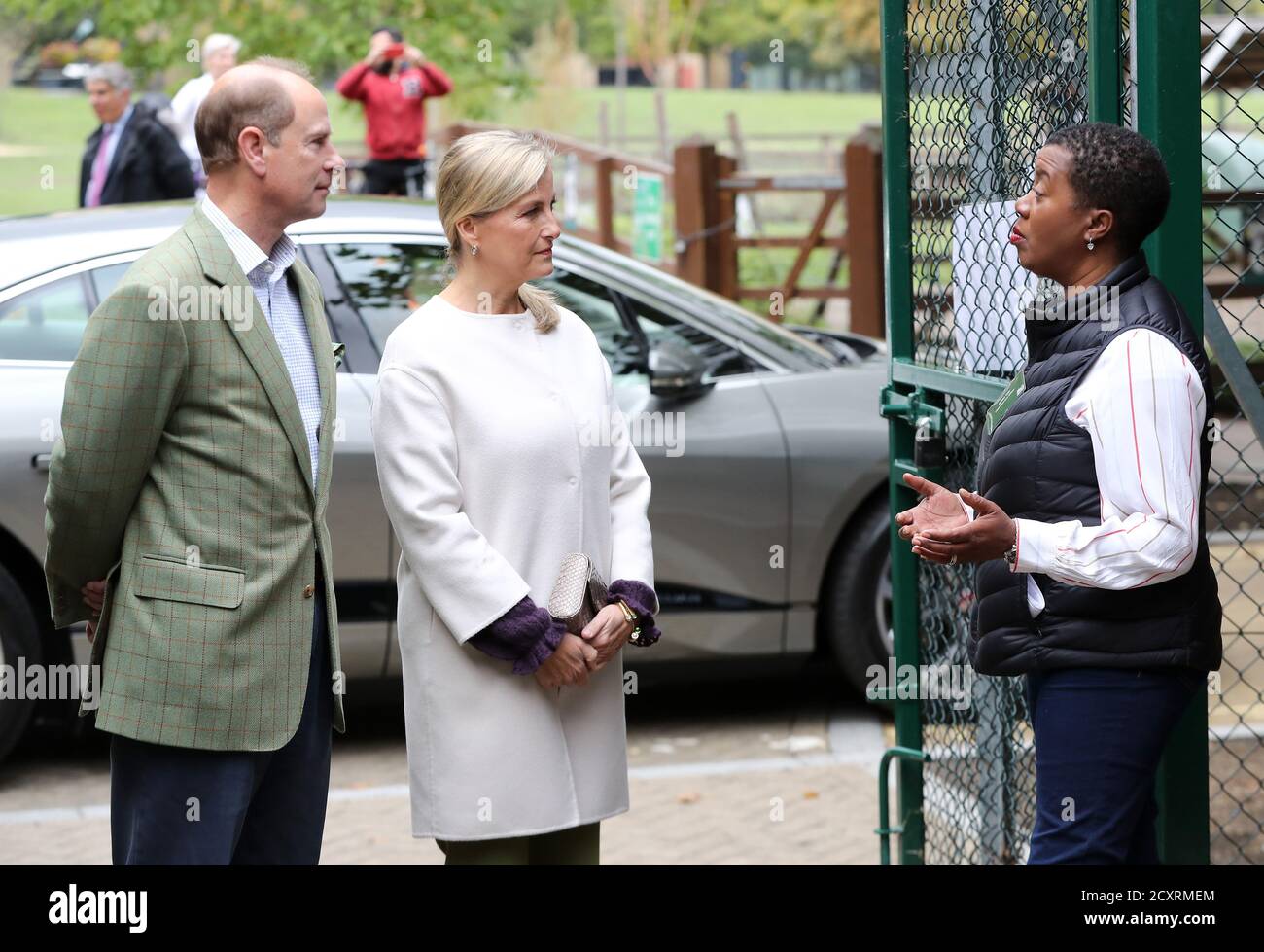 Le comte et la comtesse de Wessex parlent avec la PDG Monica Tyler (à droite) lorsqu'ils arrivent pour une visite à Vauxhall City Farm à Londres, pour voir l'engagement communautaire de la ferme et les programmes d'éducation en action, alors que la ferme marque le début du mois de l'histoire des Noirs. Banque D'Images