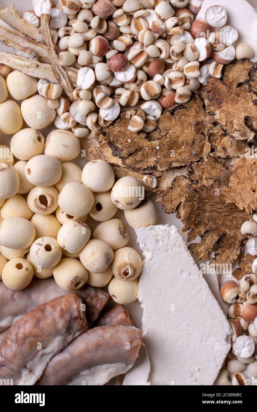 Ingrédients de la soupe de quatre tonics, de la soupe aux saveurs de quatre herbes. Cuisine traditionnelle taïwanaise avec les larmes de Job, les herbes, les intestins de porc. Banque D'Images