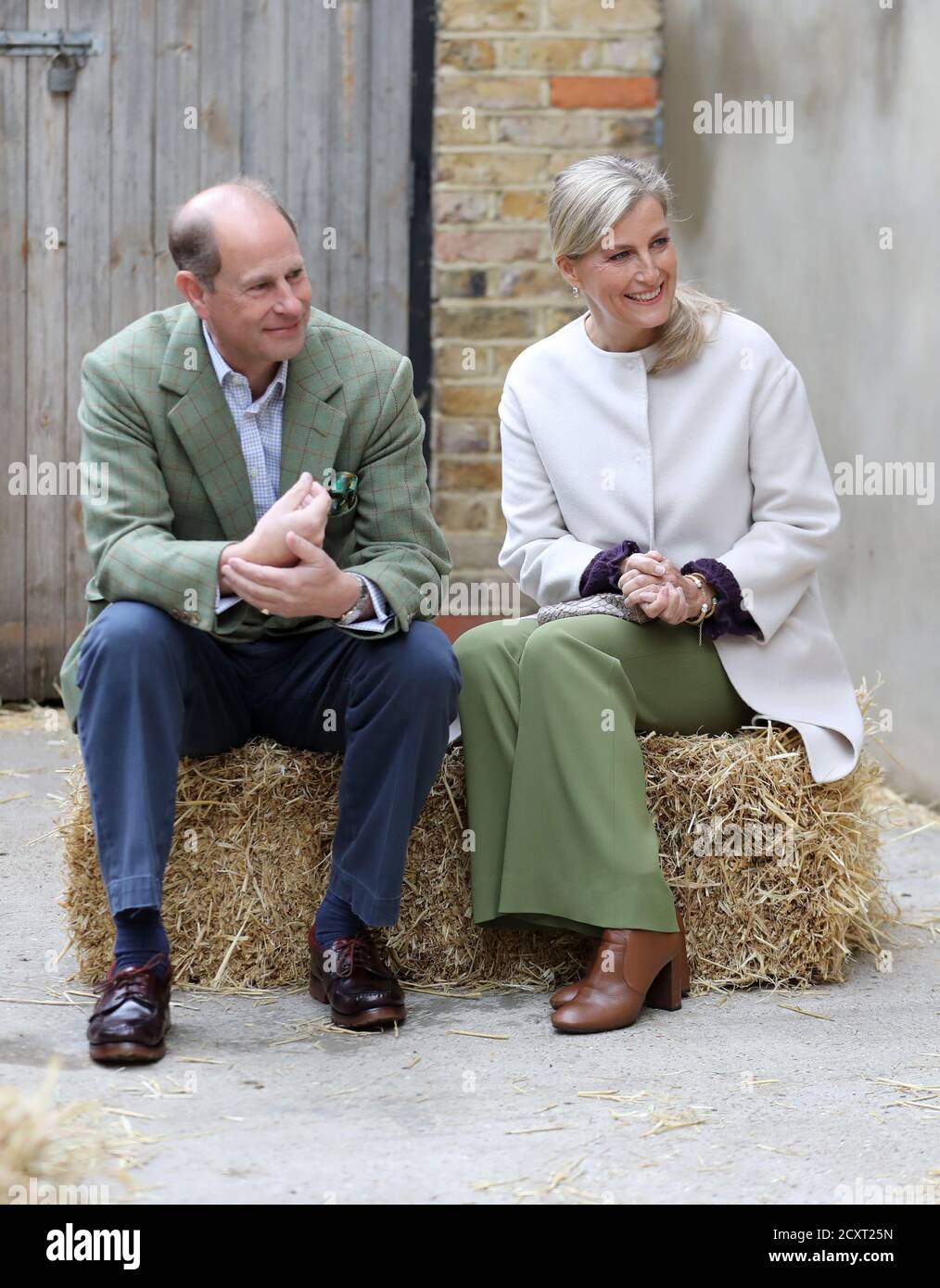 Le comte et la comtesse de Wessex lors d'une visite à Vauxhall City Farm à Londres, pour voir l'engagement communautaire de la ferme et les programmes d'éducation en action, alors que la ferme marque le début du mois de l'histoire des Noirs. Banque D'Images