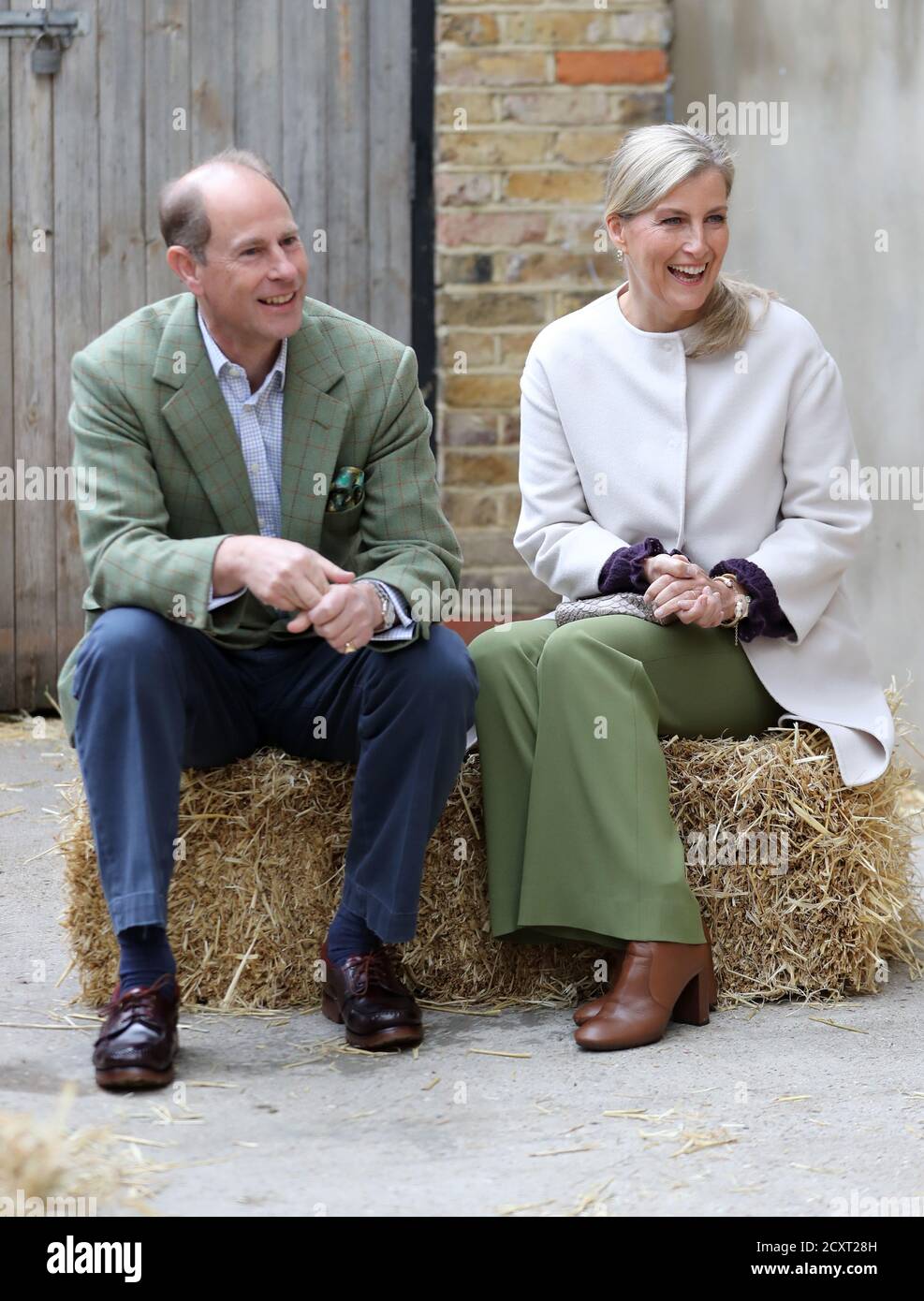 Le comte et la comtesse de Wessex lors d'une visite à Vauxhall City Farm à Londres, pour voir l'engagement communautaire de la ferme et les programmes d'éducation en action, alors que la ferme marque le début du mois de l'histoire des Noirs. Banque D'Images