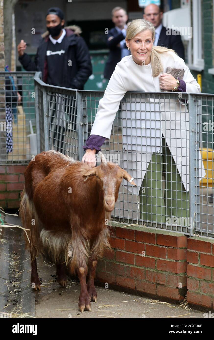 La comtesse de Wessex avec une chèvre lors d'une visite à Vauxhall City Farm à Londres, pour voir l'engagement communautaire et les programmes d'éducation de la ferme en action, alors que la ferme marque le début du mois de l'histoire des Noirs. Banque D'Images