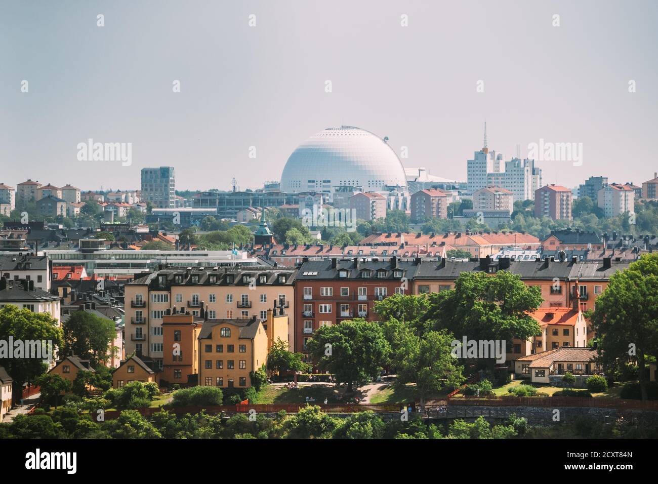 Stockholm, Suède. Ericsson Globe en été Skyline. C'est actuellement le plus grand bâtiment hémisphérique du monde, utilisé pour les grands concerts, Sport Banque D'Images