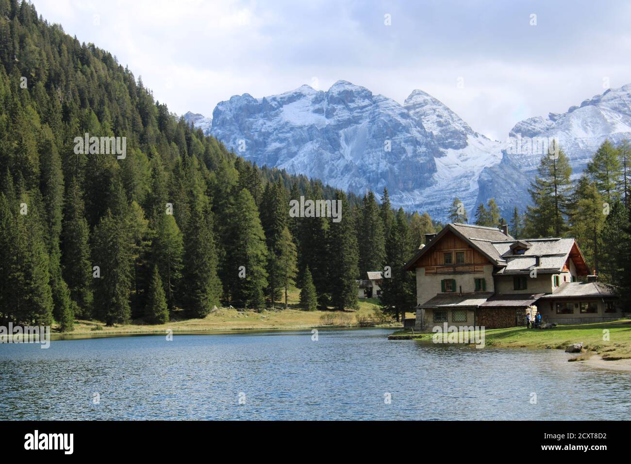 Cabane de montagne dans la vallée de montagne Banque D'Images