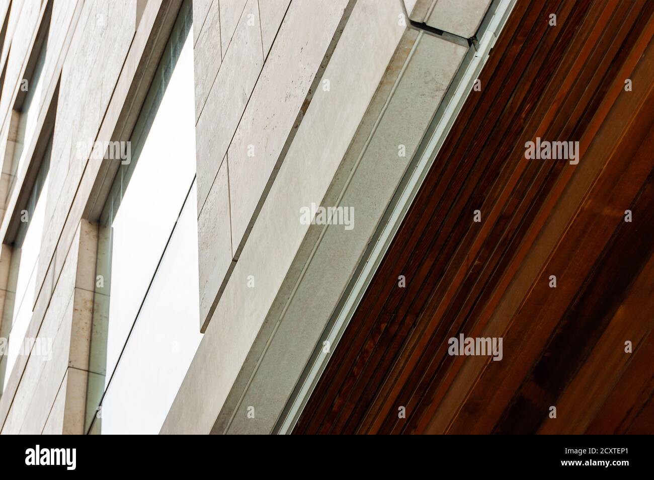Façade moderne ornée de pierres et lambris en bois Banque D'Images