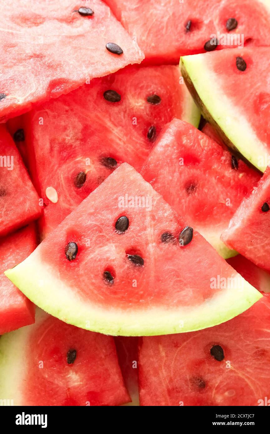 Tranches de pastèque rouge fraîche, comme arrière-plan, fruits frais d'été. Gros plan Banque D'Images
