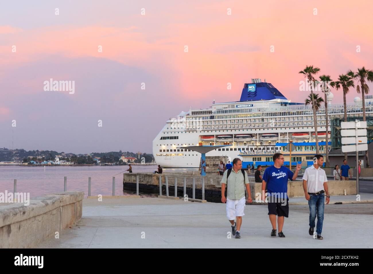 Bateau de croisière 'Norwegian Sky' amarré au coucher du soleil, port de la Havane, Cuba Banque D'Images