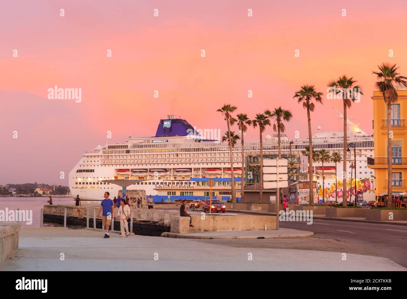 Bateau de croisière 'Norwegian Sky' amarré au coucher du soleil, port de la Havane, Cuba Banque D'Images
