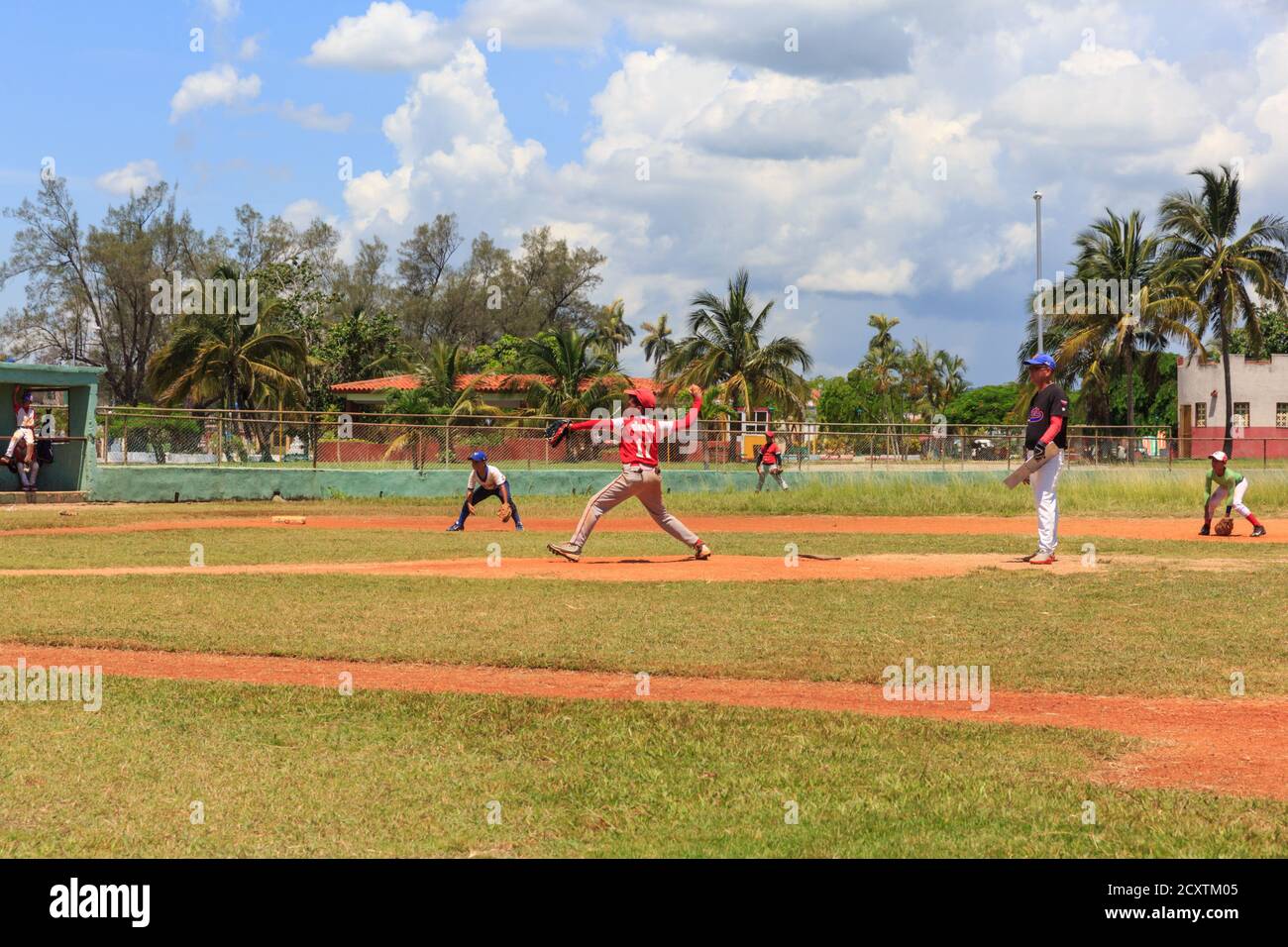 Les enfants et les adolescents jouer dans un match de baseball pour la sélection de l'équipe de baseball Mantanzas sol, Cuba Banque D'Images