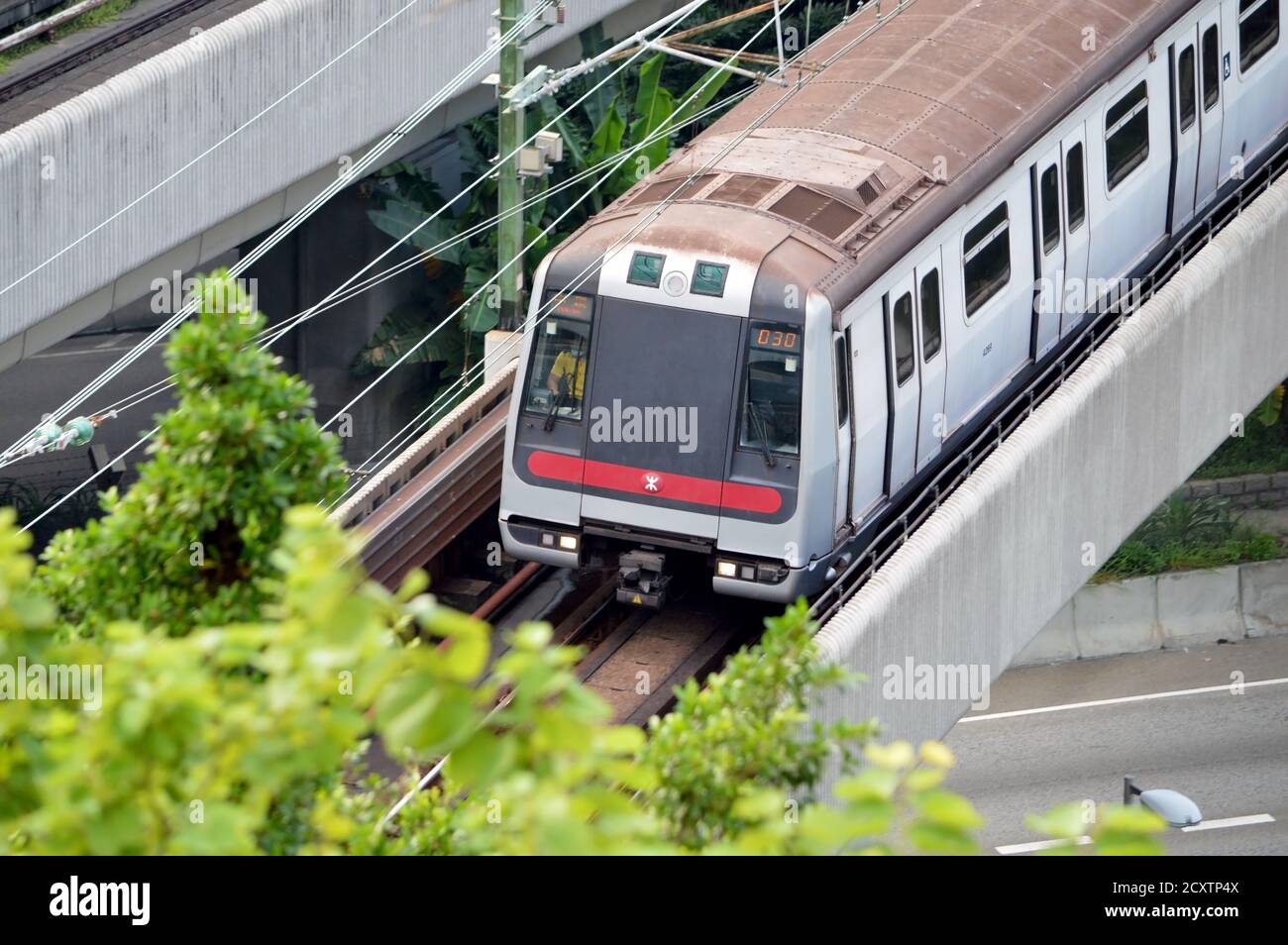 Devant un train du réseau de métro Mass Transit Railway (MTR) de Hong Kong, qui fonctionne sur un viaduc sur la ligne WAN de Tsuen en 2020 Banque D'Images
