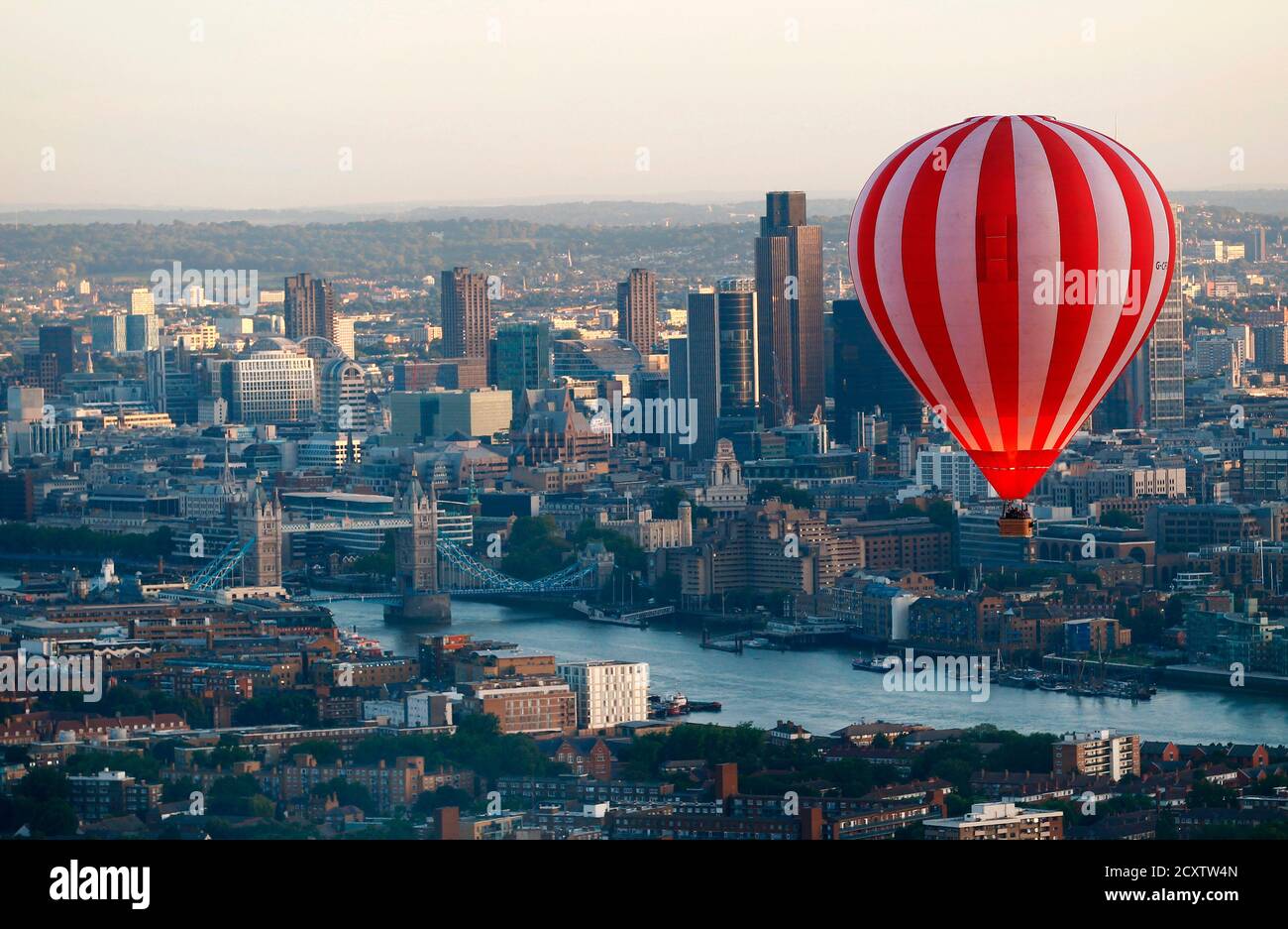 Un ballon d'air chaud s'élève dans le ciel tôt le matin devant la ville de  Londres et Tower Bridge, le 25 juillet 2011. Sept ballons ont pris part au  vol au-dessus de