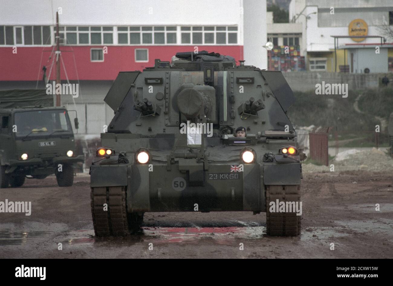 13 janvier 1996 pendant la guerre en Bosnie : une arme automotrice AS-90 de 155 mm de l'armée britannique, faisant partie du contingent de l'IFOR, vient d'arriver dans le port de Split, en Croatie. Banque D'Images