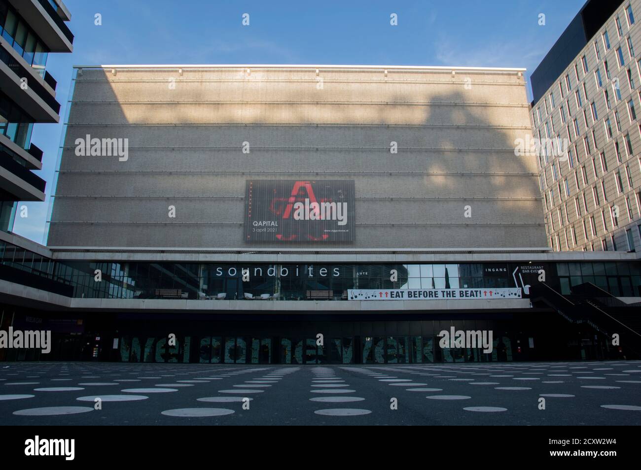 Panneaux d'affichage Qapital au Ziggo Dome Amsterdam pays-Bas 24-6-2020  Photo Stock - Alamy