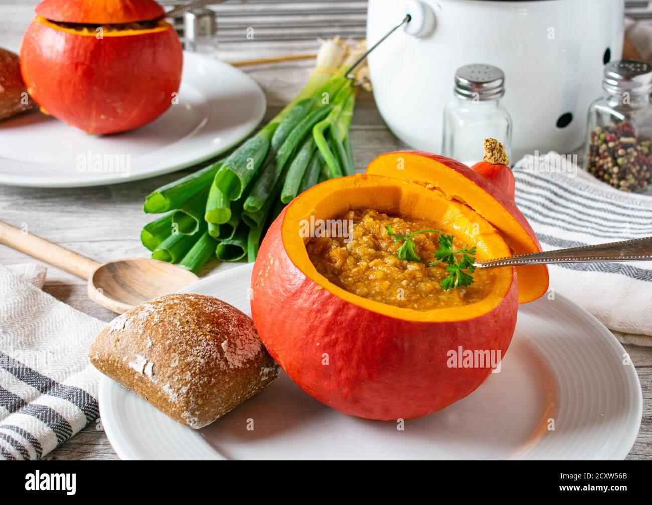 soupe servie dans un bol de potiron Banque D'Images