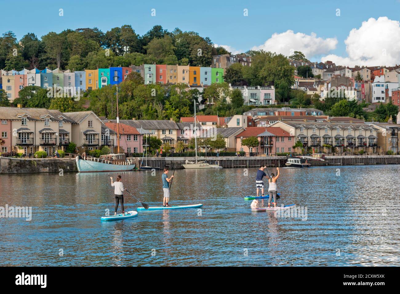 BRISTOL CITY ENGLAND HOTWELLS DOCKS HORIZON DE MAISONS COLORÉES ET PLANCHES À AUBES SUR L'EAU Banque D'Images