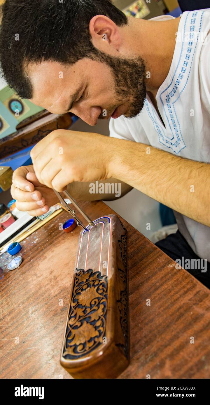 Tachkent, Ouzbékistan - 18 mai 2017 - Artisan d'art crée avec l'aide d'un burin en bois Banque D'Images