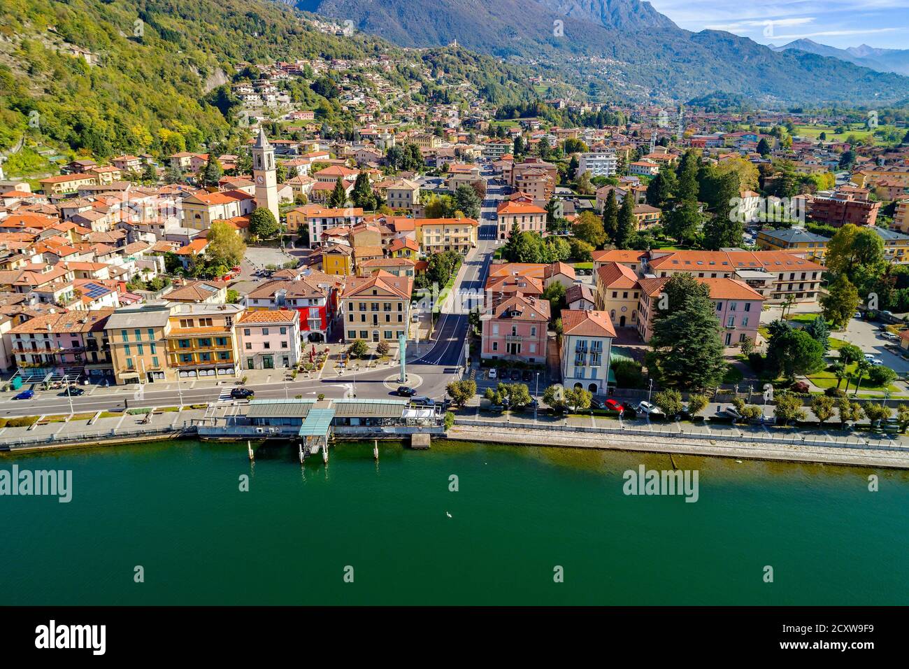 Porlezza (IT) - vue aérienne du lac de Lugano vers Menaggio Banque D'Images