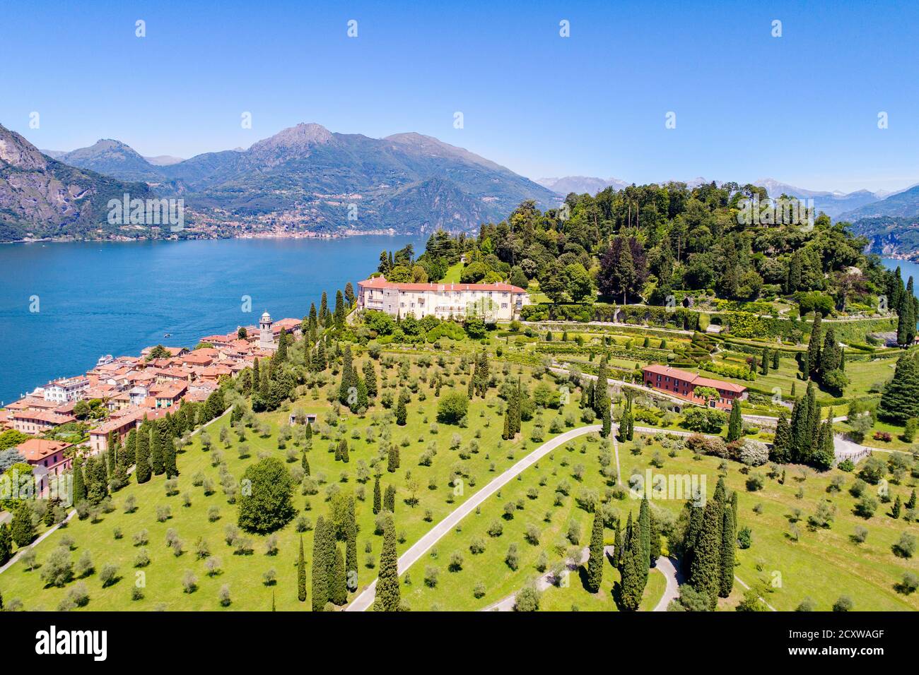 Lac de Côme (IT) - vue aérienne de Pescallo et Bellagio - Parc Serbelloni Banque D'Images