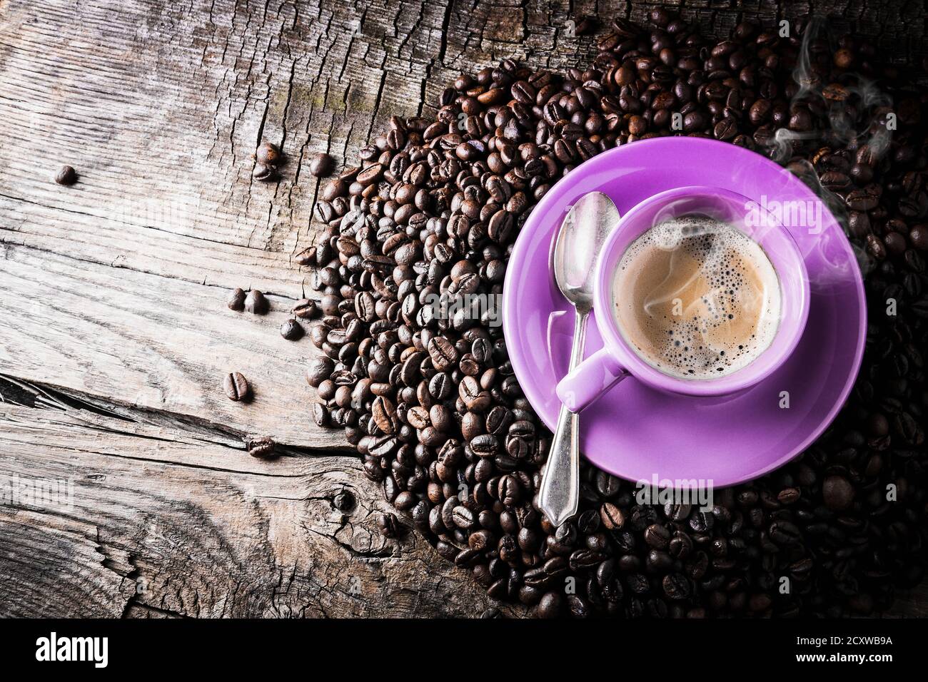 composition avec une tasse de café et des grains rôtis Banque D'Images