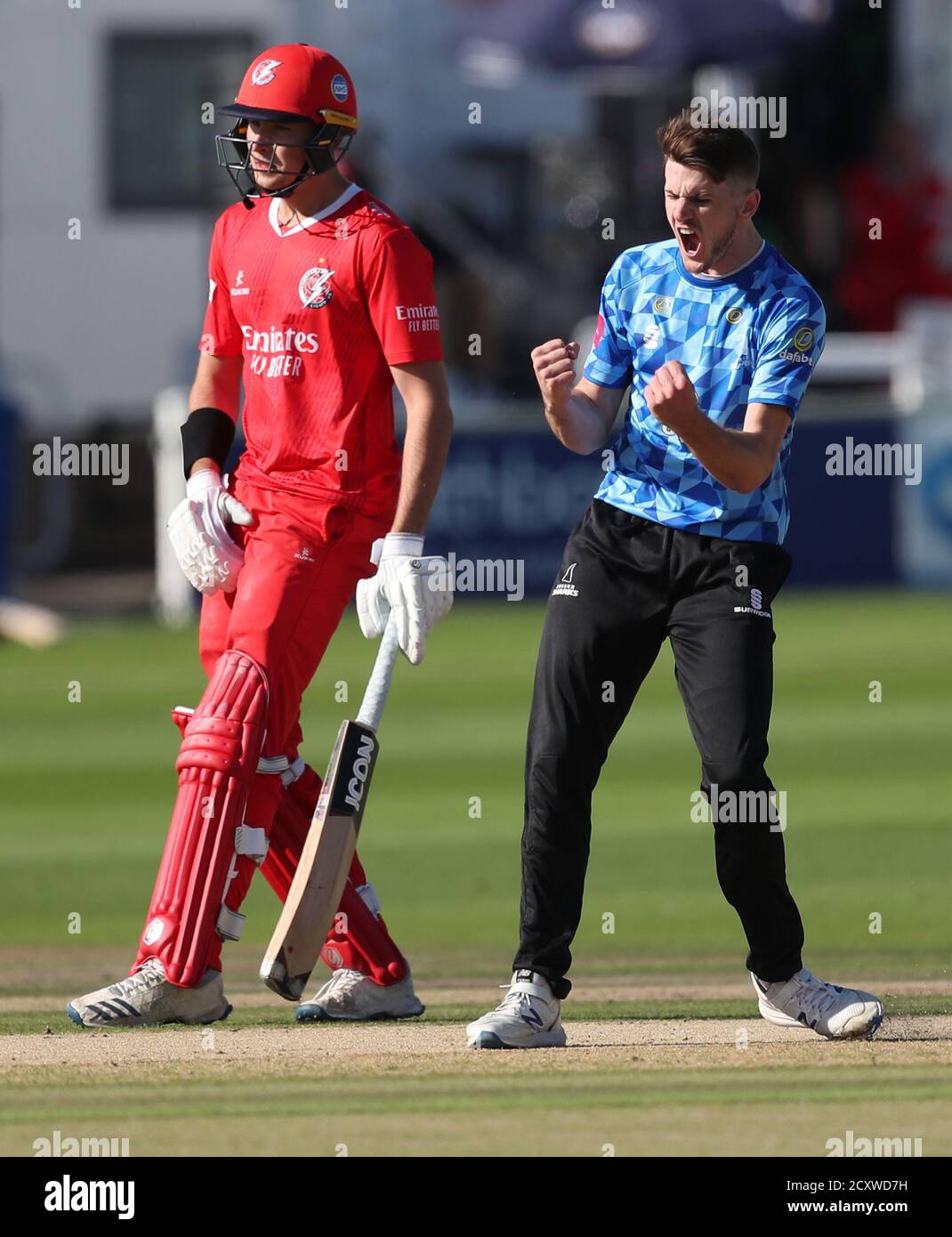 Hove, Royaume-Uni. 1er octobre 2020. George Garton, de Sussex, célèbre le rejet de Dane Vilas, de Lancashire, lors du match Blast T20 de vitalité entre Sussex Sharks et Lancashire Lightning au 1er Central County Ground, Hove Credit: James Boardman/Alamy Live News Banque D'Images