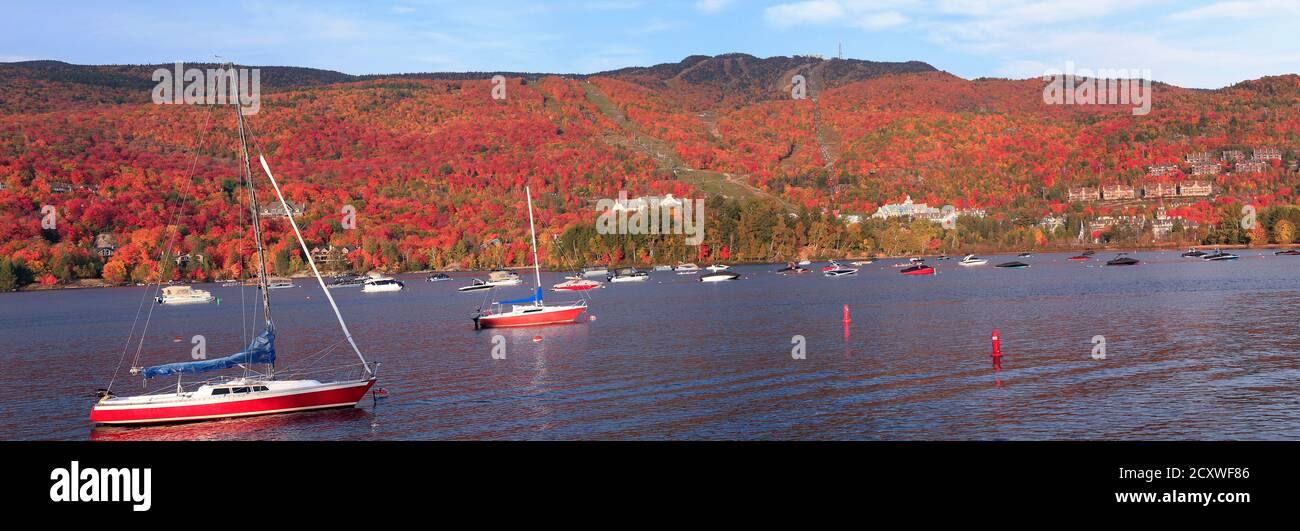 Vue panoramique sur le lac et le Mont Tremblant à l'automne, Québec, Canada Banque D'Images