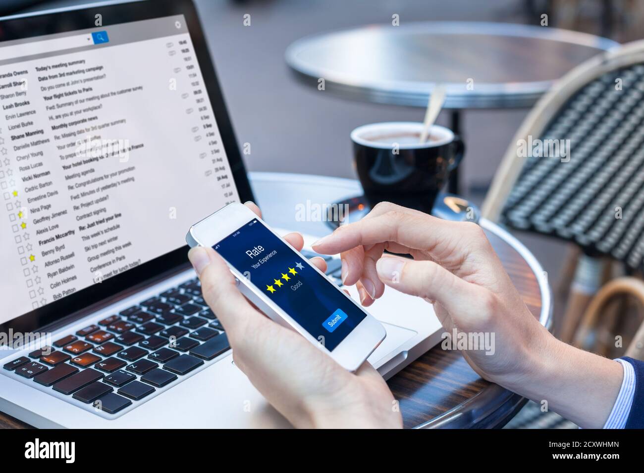 Personne d'affaires au café envoyant une enquête de satisfaction client sur écran d'application pour smartphone avec interface proposant d'évaluer l'expérience avec star i Banque D'Images Personne d'affaires au café envoyant une enquête de satisfaction client sur écran d'application pour smartphone avec interface proposant d'évaluer l'expérience avec star i Banque D'Images