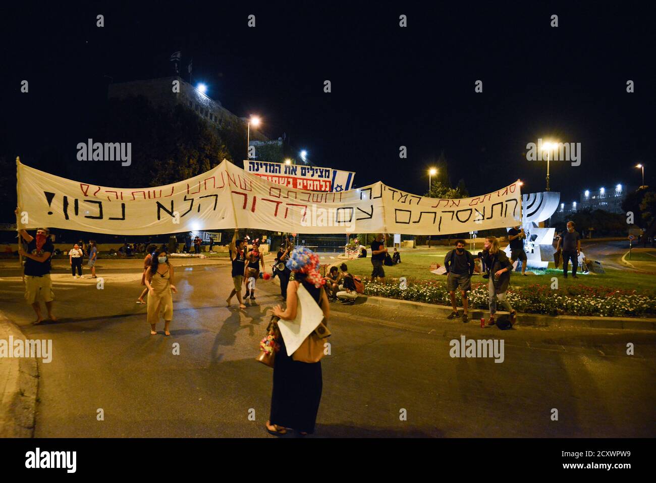 29 septembre 2020 - protestation contre la corruption contre le Premier ministre Netanyahu devant la Knesset, maison israélienne des élus. Des centaines de véhicules ont grimpé jusqu'à Jérusalem, le dernier jour où les manifestations sont légales en Israël. Au cours de la manifestation, une mise à jour de la loi Covid-19 sur la certification a été effectuée, qui appelle à ce que les manifestations ne soient autorisées qu'à 1 km de la résidence des citoyens. Cet acte, qui a été expliqué comme un acte d'urgence covid 19 - limite principalement les droits de la société non orthodoxe en Israël lors d'une vague de protestations massives devant les résidences du Premier ministre Netanyahu Banque D'Images