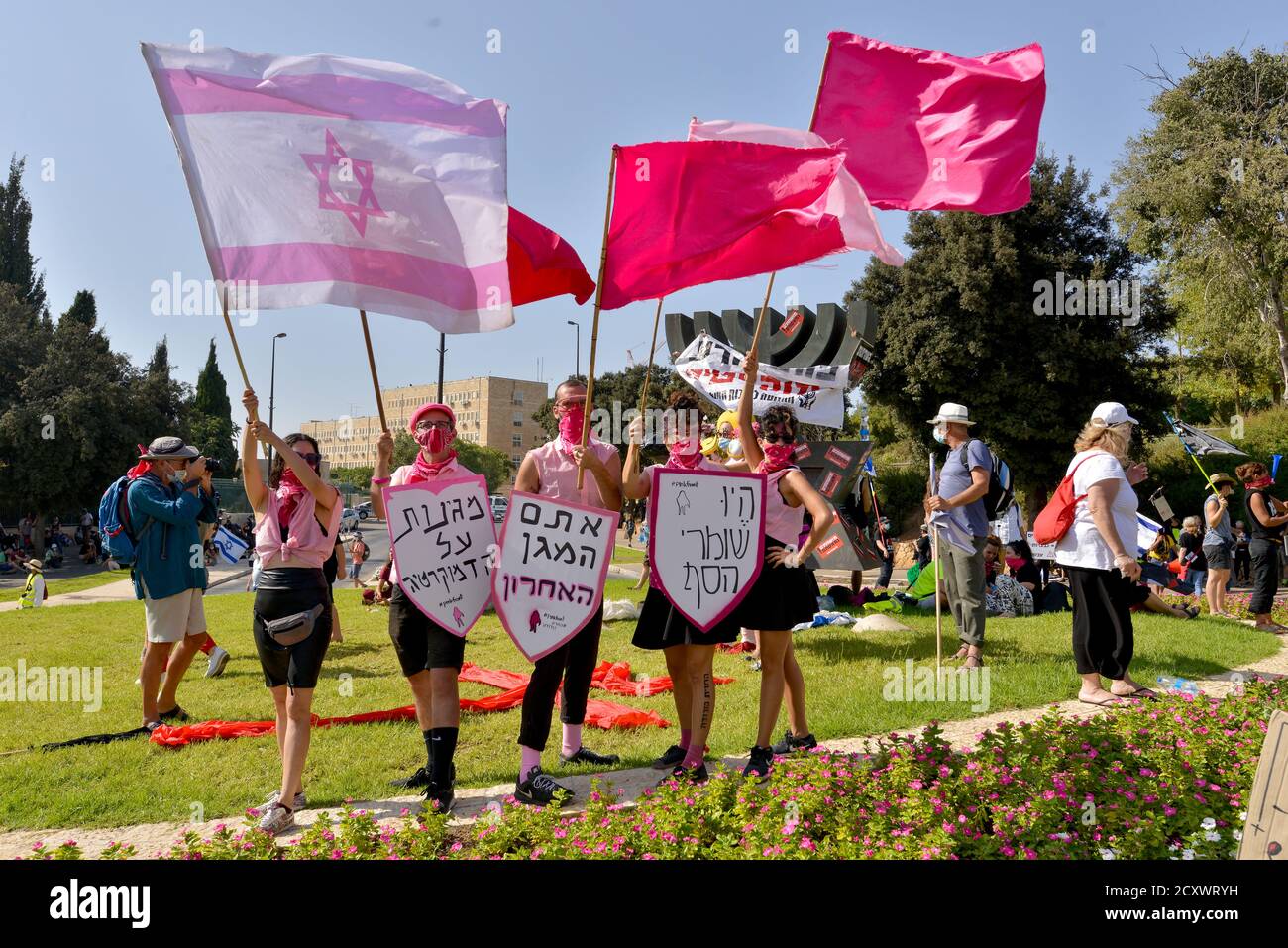 29 septembre 2020 - protestation contre la corruption contre le Premier ministre Netanyahu devant la Knesset, maison israélienne des élus. Des centaines de véhicules ont grimpé jusqu'à Jérusalem, le dernier jour où les manifestations sont légales en Israël. Au cours de la manifestation, une mise à jour de la loi Covid-19 sur la certification a été effectuée, qui appelle à ce que les manifestations ne soient autorisées qu'à 1 km de la résidence des citoyens. Cet acte, qui a été expliqué comme un acte d'urgence covid 19 - limite principalement les droits de la société non orthodoxe en Israël lors d'une vague de protestations massives devant les résidences du Premier ministre Netanyahu Banque D'Images