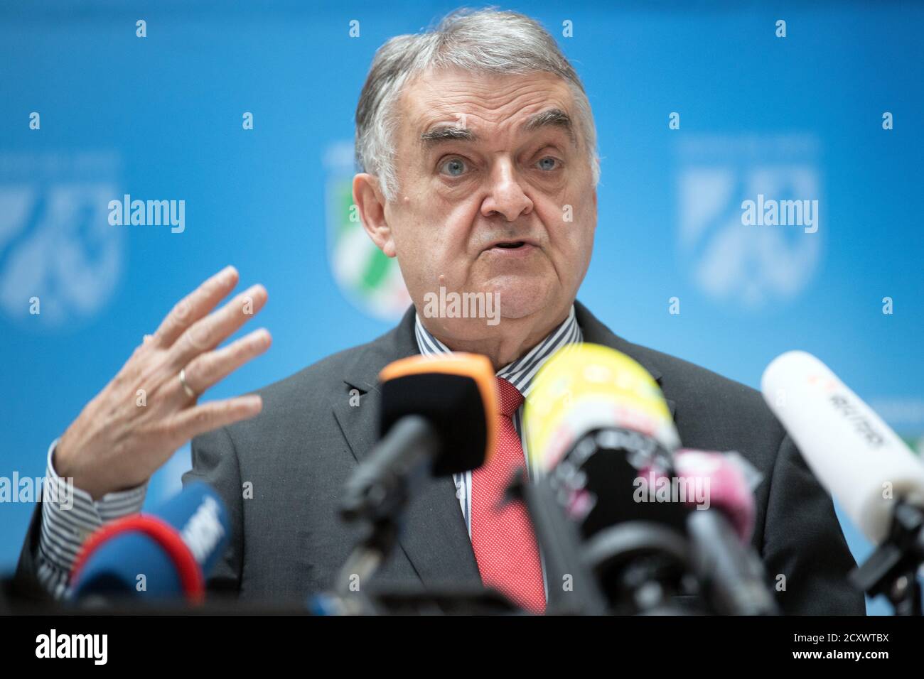 Düsseldorf, Allemagne. 1er octobre 2020. Herbert Reul (CDU), ministre de l'intérieur de la Rhénanie-du-Nord-Westphalie, prend la parole lors d'une conférence de presse. L'affaire des tendances extrémistes de droite au sein de la police rhénane-westphalienne du Nord est désormais également parvenue au Bureau pour la protection de la Constitution. Trois officiers d'un groupe d'observation du Bureau de la NRW pour la protection de la Constitution sont suspectés d'avoir échangé des contenus avec des connotations islamophobes et xénophobes dans un groupe de discussion et dans des réseaux sociaux. Credit: Federico Gambarini/dpa/Alay Live News Banque D'Images