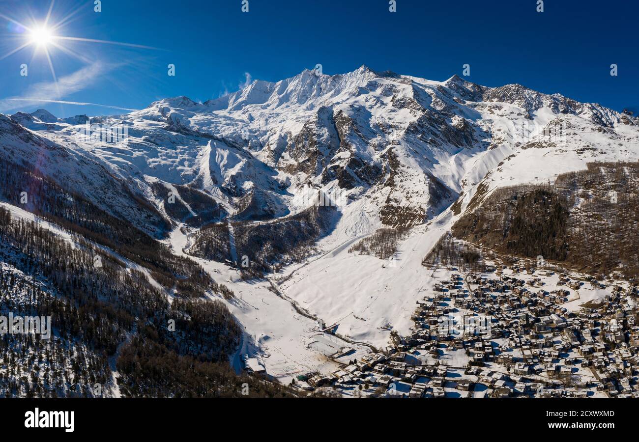 Vue aérienne sur le village et la station de ski de Saas Fee Par la montagne Dom dans les alpes sur un soleil Jour d'hiver en Suisse Banque D'Images