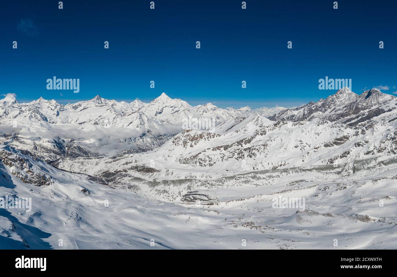 Vue panoramique sur la célèbre station de ski de Zermatt dans l' alpes dans le canton du Valais en Suisse pendant un hiver ensoleillé jour Banque D'Images