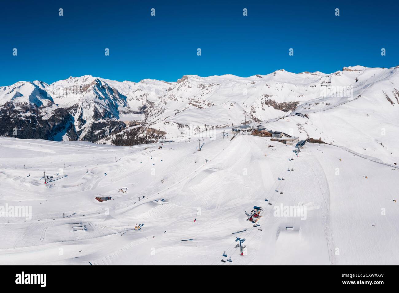 Vue aérienne de la station de ski de Crans-montana avec le parc des neiges et le télésiège lors d'une journée d'hiver ensoleillée dans les alpes en Valais, Suisse Banque D'Images