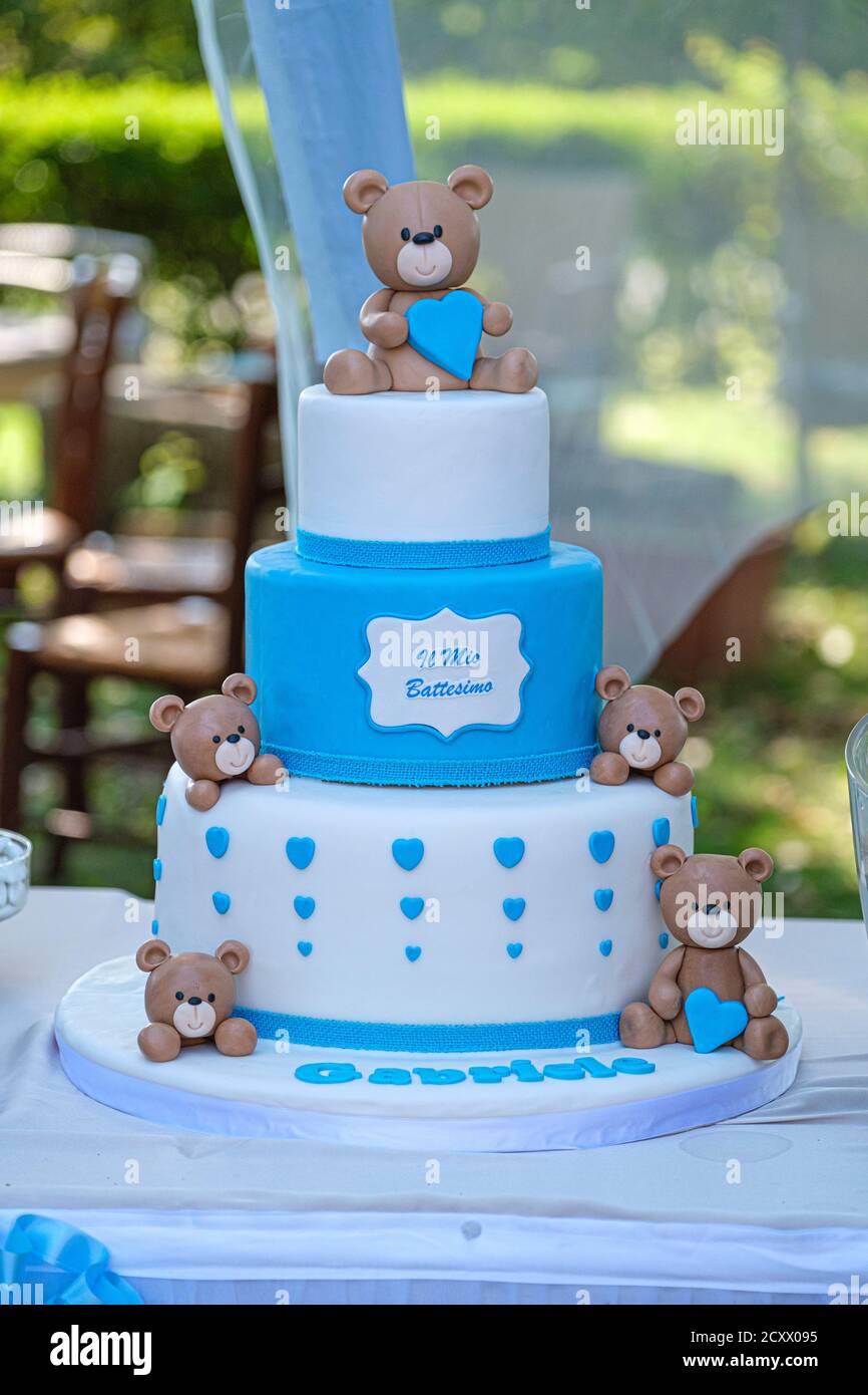 Gateau De Bapteme Avec Ours En Peluche Blanc Et Bleu Clair Photo De Haute Qualite Photo Stock Alamy