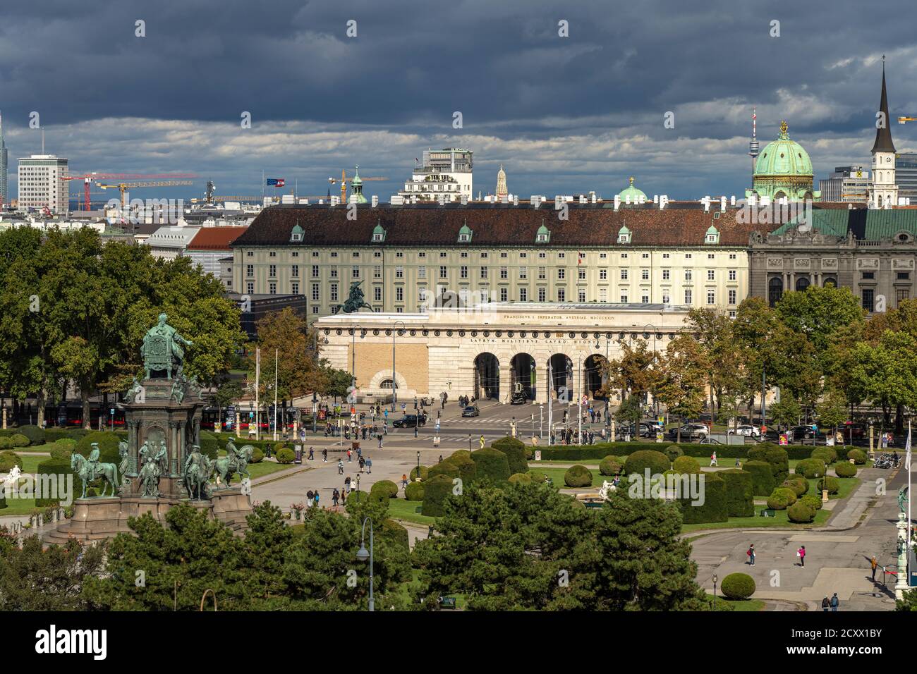 Blick über den Maria-Theresien-Platz mit dem Maria-Theresien-Denkmal zu Burgtor und Hofburg, Wien, Österreich, Europa | Voir sur Maria-Theresien-PL Banque D'Images