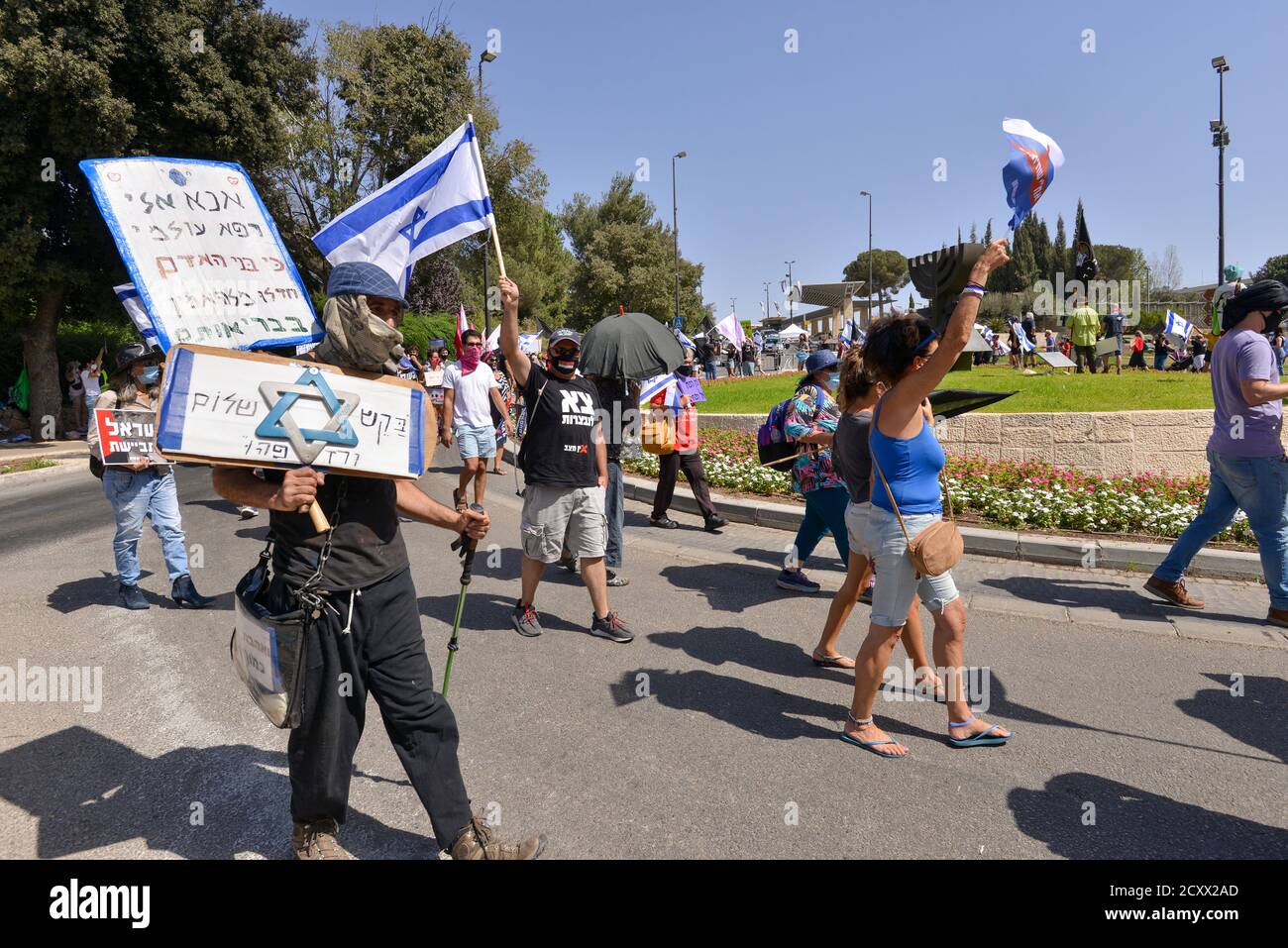 29 septembre 2020 - protestation contre la corruption contre le Premier ministre Netanyahu devant la Knesset, maison israélienne des élus. Des centaines de véhicules ont grimpé jusqu'à Jérusalem, le dernier jour où les manifestations sont légales en Israël. Au cours de la manifestation, une mise à jour de la loi Covid-19 sur la certification a été effectuée, qui appelle à ce que les manifestations ne soient autorisées qu'à 1 km de la résidence des citoyens. Cet acte, qui a été expliqué comme un acte d'urgence covid 19 - limite principalement les droits de la société non orthodoxe en Israël lors d'une vague de protestations massives devant les résidences du Premier ministre Netanyahu Banque D'Images