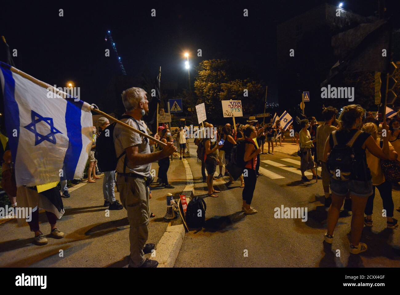 29 septembre 2020 - protestation contre la corruption contre le Premier ministre Netanyahu devant la Knesset, maison israélienne des élus. Des centaines de véhicules ont grimpé jusqu'à Jérusalem, le dernier jour où les manifestations sont légales en Israël. Au cours de la manifestation, une mise à jour de la loi Covid-19 sur la certification a été effectuée, qui appelle à ce que les manifestations ne soient autorisées qu'à 1 km de la résidence des citoyens. Cet acte, qui a été expliqué comme un acte d'urgence covid 19 - limite principalement les droits de la société non orthodoxe en Israël lors d'une vague de protestations massives devant les résidences du Premier ministre Netanyahu Banque D'Images