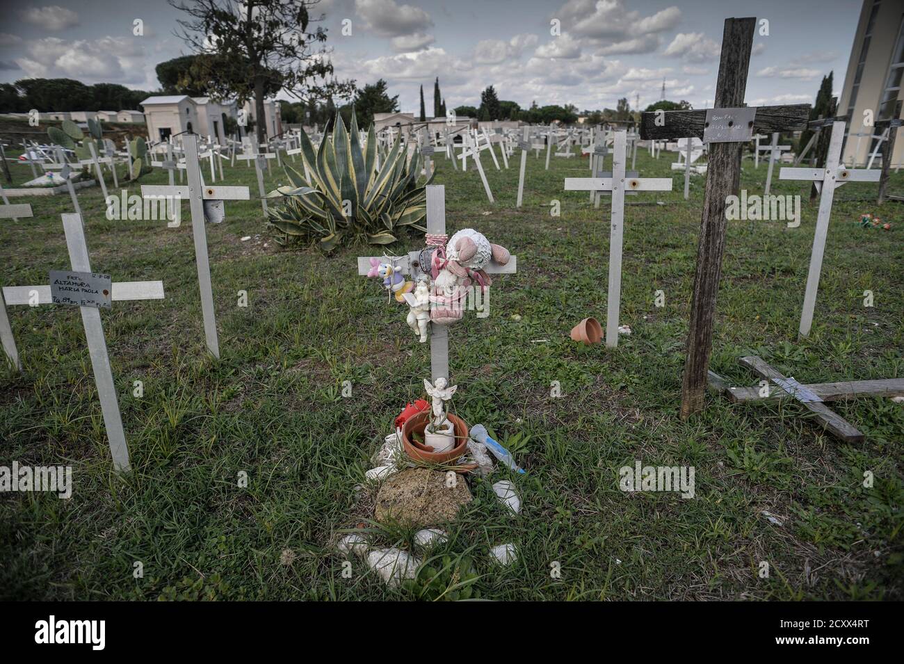 Rome, Italie. 1er octobre 2020. Al cimitero Flaminio di Prima Porta ci sono  centinaia di croci bianche sotto le quali sono stati sepolti i feti  obortiti. Selle croci sono riportati i nomi