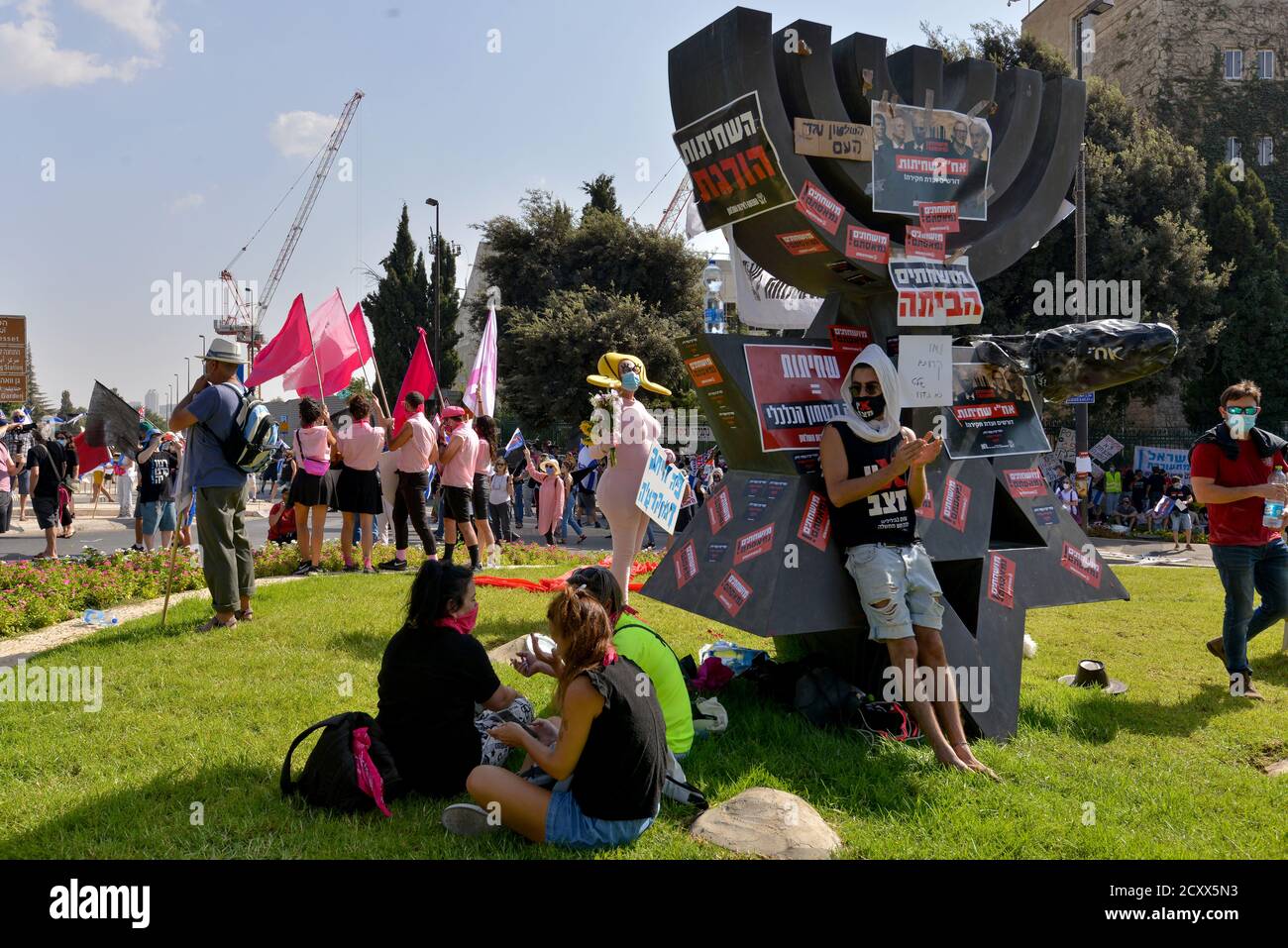 29 septembre 2020 - protestation contre la corruption contre le Premier ministre Netanyahu devant la Knesset, maison israélienne des élus. Des centaines de véhicules ont grimpé jusqu'à Jérusalem, le dernier jour où les manifestations sont légales en Israël. Au cours de la manifestation, une mise à jour de la loi Covid-19 sur la certification a été effectuée, qui appelle à ce que les manifestations ne soient autorisées qu'à 1 km de la résidence des citoyens. Cet acte, qui a été expliqué comme un acte d'urgence covid 19 - limite principalement les droits de la société non orthodoxe en Israël lors d'une vague de protestations massives devant les résidences du Premier ministre Netanyahu Banque D'Images