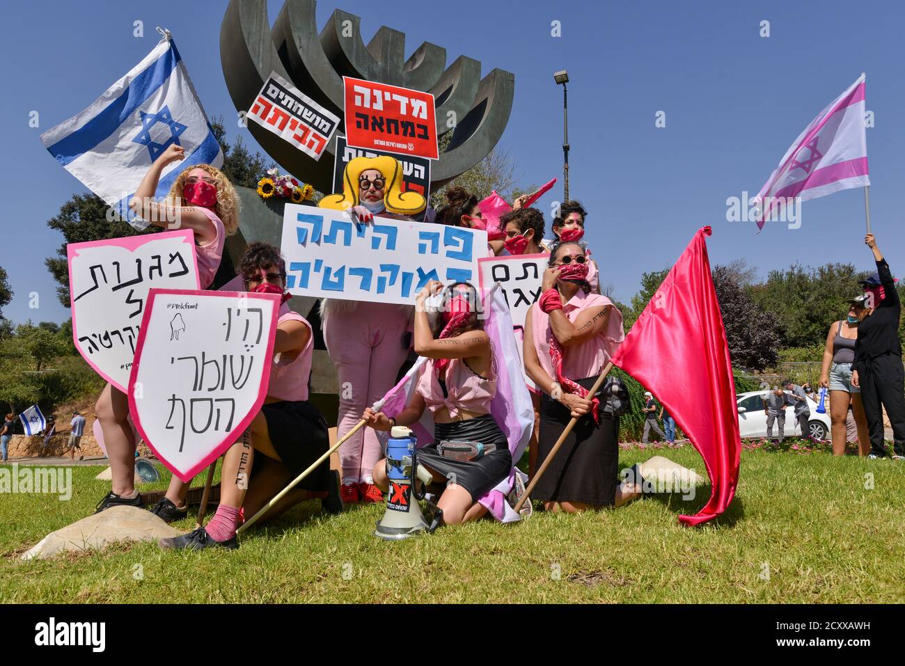 29 septembre 2020 - protestation contre la corruption contre le Premier ministre Netanyahu devant la Knesset, maison israélienne des élus. Des centaines de véhicules ont grimpé jusqu'à Jérusalem, le dernier jour où les manifestations sont légales en Israël. Au cours de la manifestation, une mise à jour de la loi Covid-19 sur la certification a été effectuée, qui appelle à ce que les manifestations ne soient autorisées qu'à 1 km de la résidence des citoyens. Cet acte, qui a été expliqué comme un acte d'urgence covid 19 - limite principalement les droits de la société non orthodoxe en Israël lors d'une vague de protestations massives devant les résidences du Premier ministre Netanyahu Banque D'Images