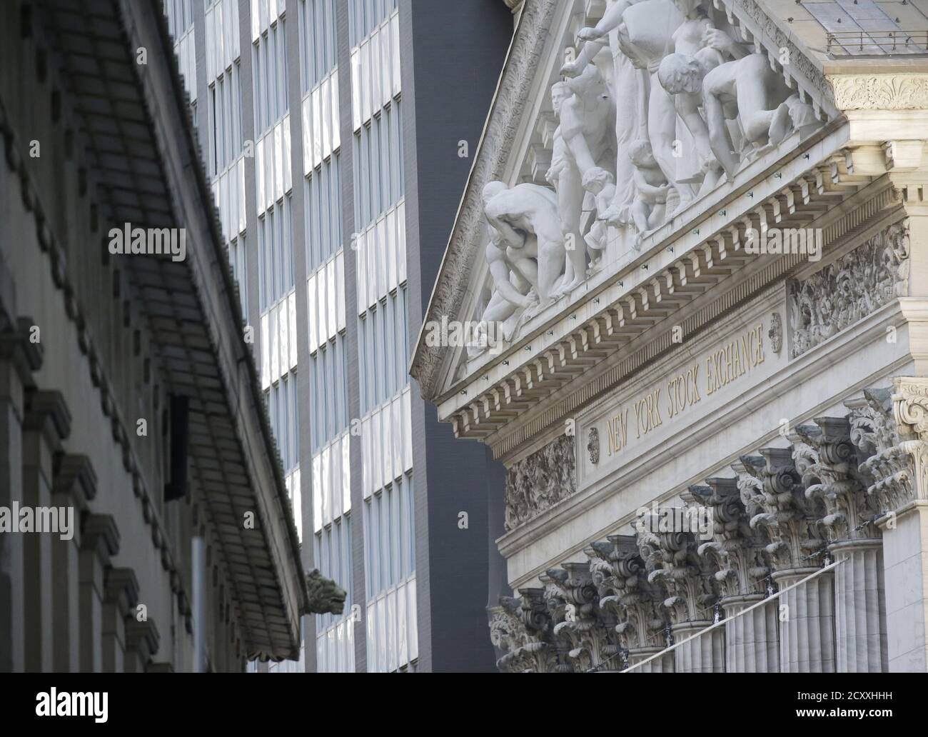 New York, États-Unis. 1er octobre 2020. Federal Hall et la Bourse de New York sont à l'ombre de la lumière du soleil sur Wall Street à New York le jeudi 1er octobre 2020. Les demandes de prestations pour la première fois sans emploi ont totalisé 837,000 la semaine dernière, ce qui représente une baisse de 36,000 par rapport à la semaine précédente. Photo de John Angelillo/UPI crédit: UPI/Alay Live News Banque D'Images