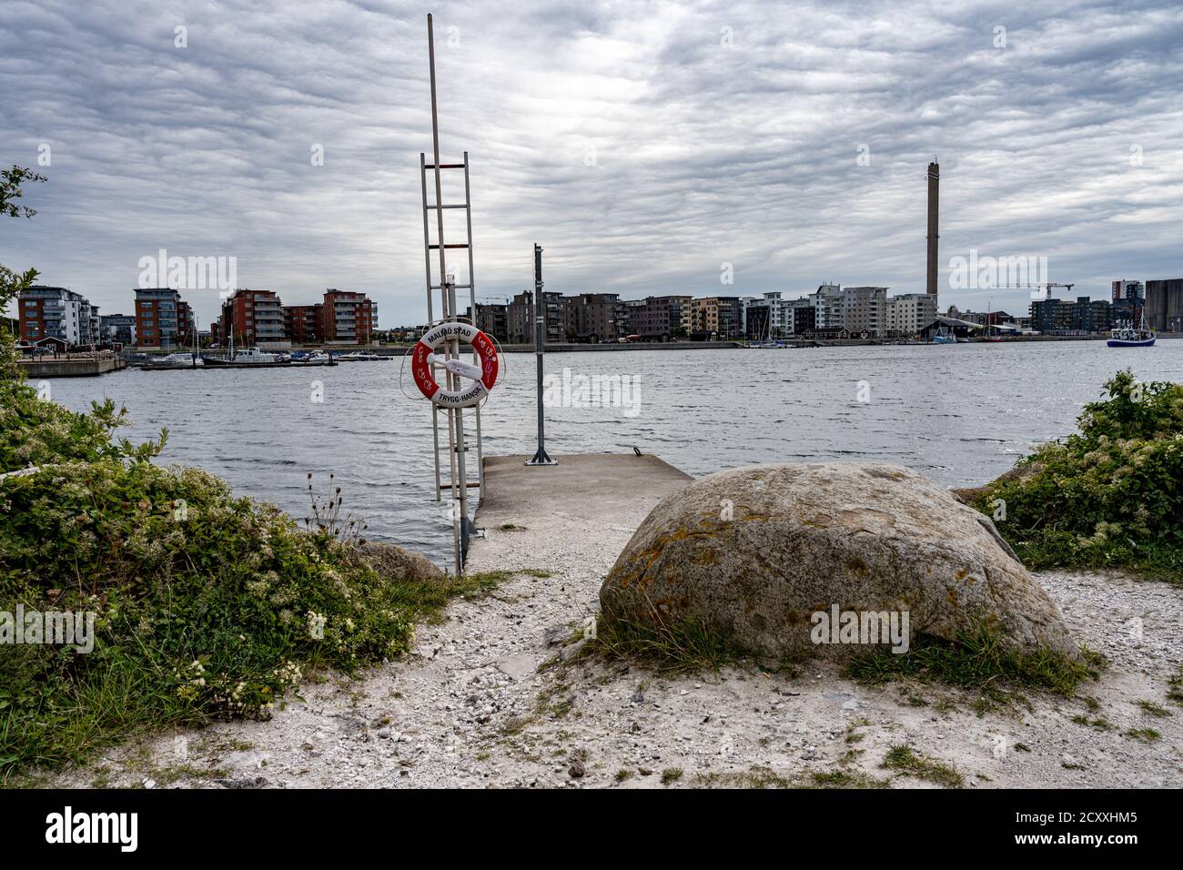 Malmo, Suède - 13 septembre 2020 : vue sur le nouveau quartier de Limhamns Sjostad. La photo a été prise de la zone de loisirs de l'île Banque D'Images