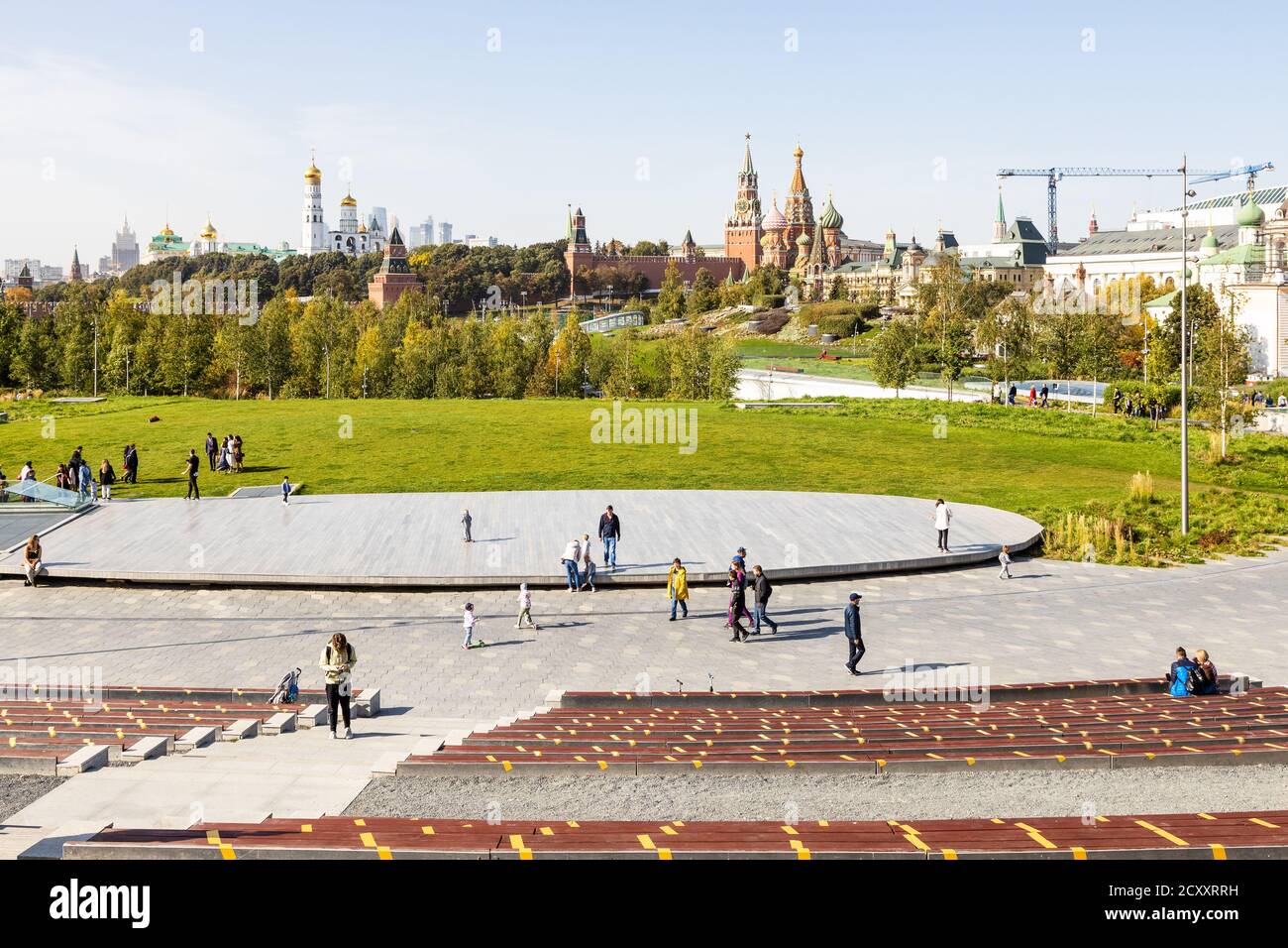 MOSCOU, RUSSIE - 27 SEPTEMBRE 2020 : visiteurs marchant sur la scène du Grand Amphitheatre dans le parc public de paysage urbain de Zaryadye et vue sur la Tour du Kremlin Banque D'Images
