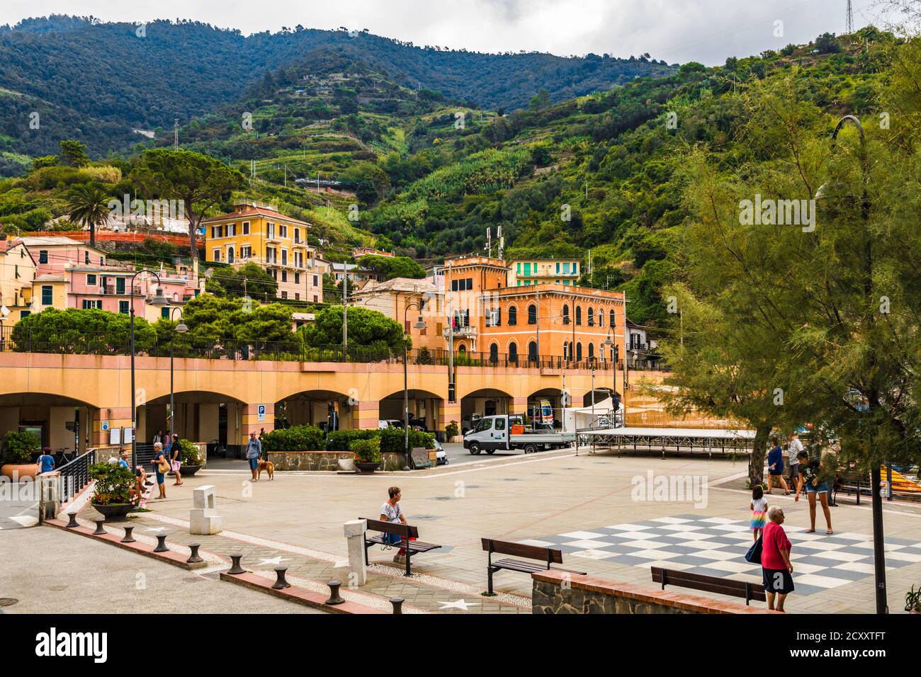 Vue panoramique sur une place de la vieille ville de Monterosso, dans la zone côtière des Cinque Terre, entourée de bâtiments et de terrasses... Banque D'Images