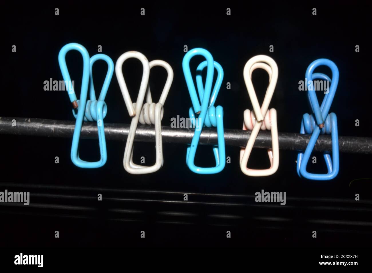 Quelques agrafes en tissu accrochées sur un fil dans un toit de maison de Katmandou, Népal. Banque D'Images