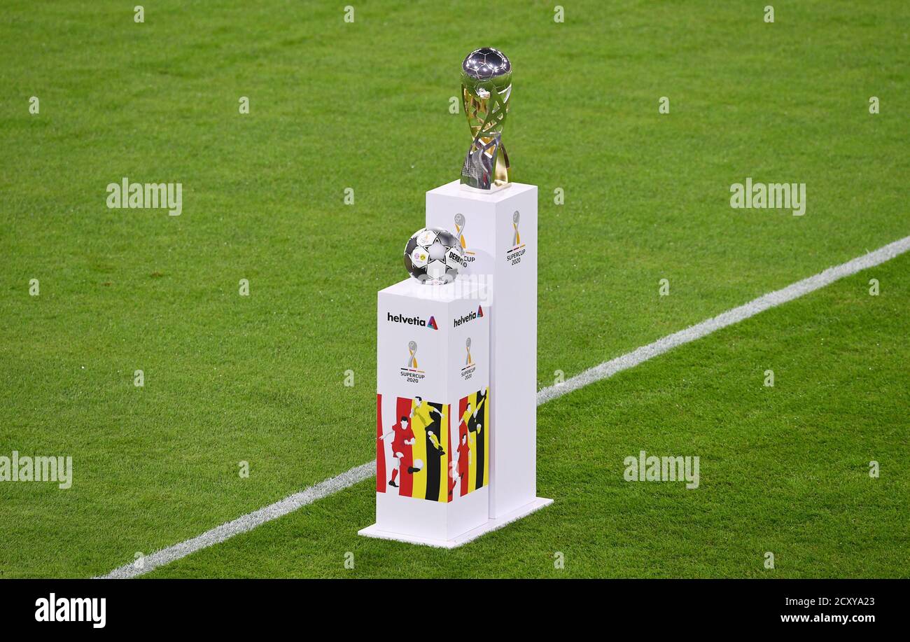 Allianz Arena Munich Allemagne 30.09.20, football: German SUPERCUP FINALE 2020/2021, FC Bayern Muenchen (FCB, rouge) vs Borussia Dortmund (BVB, jaune) 3:2 — match ball et trophée Foto: Markus Ulmer/Pressefoto Ulmer/Pool/via Kolvenbach les règlements DFL interdisent toute utilisation de photographies comme séquences d'images et/quasi-vidéo. Banque D'Images