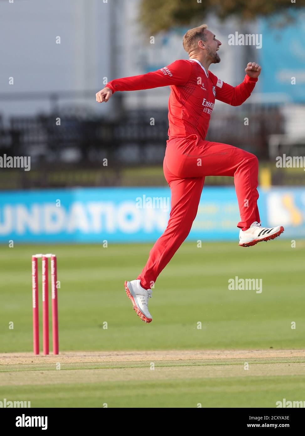 Hove, Royaume-Uni. 1er octobre 2020. Liam Livingstone du Lancashire célèbre la victoire du match Blast T20 de vitalité entre les requins Sussex et la foudre du Lancashire au 1er Central County Ground, Hove Credit: James Boardman/Alay Live News Banque D'Images