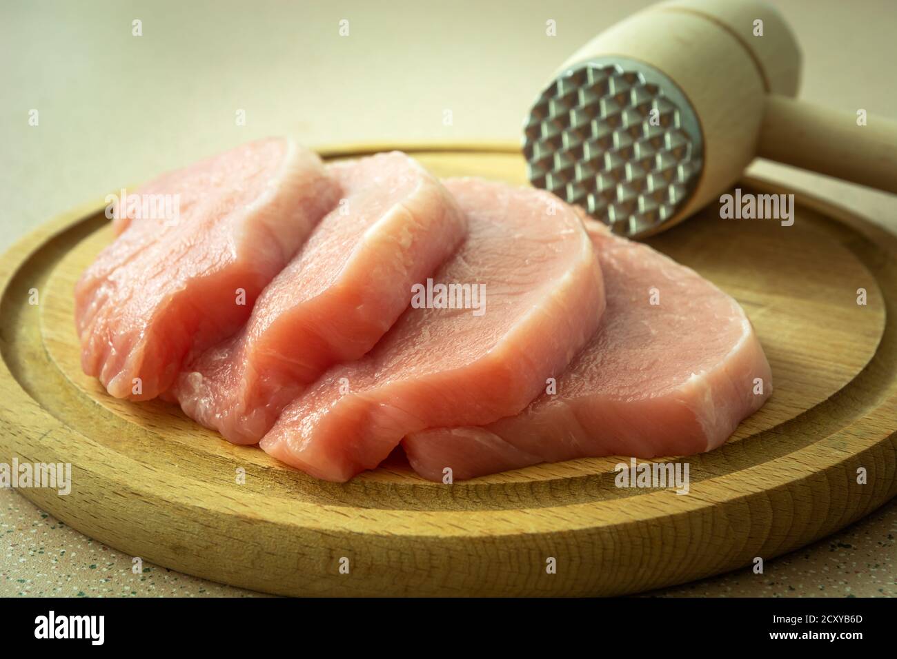 Filet de porc sur une planche et un maillet de viande Banque D'Images