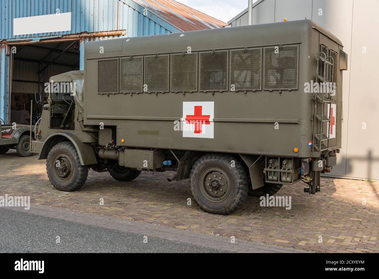 Vert Néerlandais Croix rouge camion militaire stationné devant un garage Banque D'Images