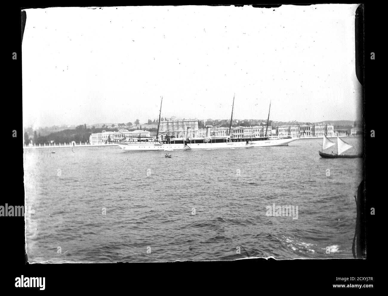 Turquie Istanbul Golden Horn Ottoman Imperial yacht Ertuğrul passant par le palais Dolmabahçe. Le gouvernement ottoman impérial a utilisé de nombreux yachts pour son chef d'État. D'autres étaient: Tesrifiye, İzzeddin, Sultaniye et Talia. Photographie sur plaque de verre sec de la collection Herry W. Schaefer, vers 1910. Banque D'Images Turquie Istanbul Golden Horn Ottoman Imperial yacht Ertuğrul passant par le palais Dolmabahçe. Le gouvernement ottoman impérial a utilisé de nombreux yachts pour son chef d'État. D'autres étaient: Tesrifiye, İzzeddin, Sultaniye et Talia. Photographie sur plaque de verre sec de la collection Herry W. Schaefer, vers 1910. Banque D'Images
