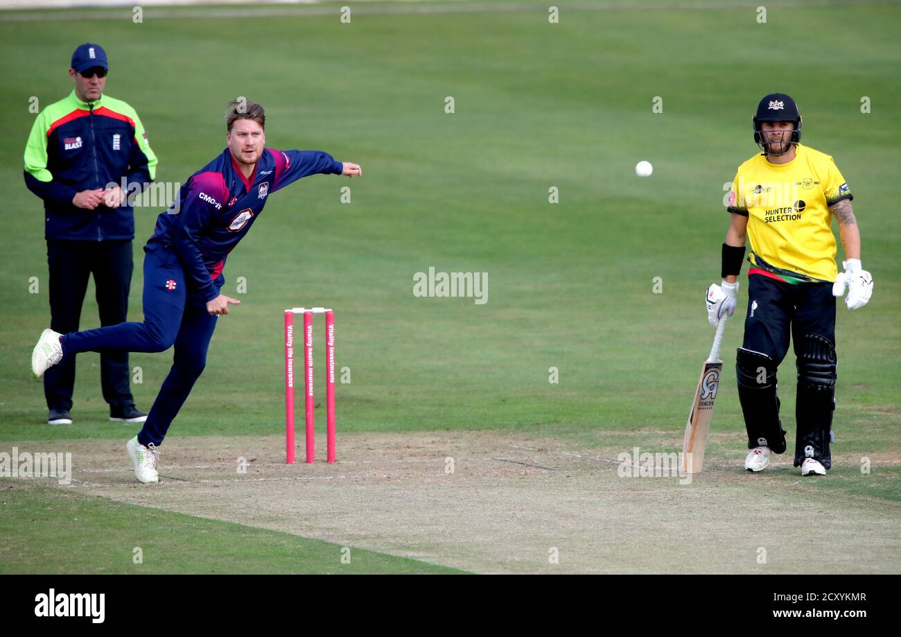 Le capitaine Josh Cobb (deuxième à gauche) des Steelbacks du Northamptonshire a effectué des boules lors du match de finale du trimestre de Vitality Blast T20 au terrain du comté de Bristol, à Bristol. Banque D'Images